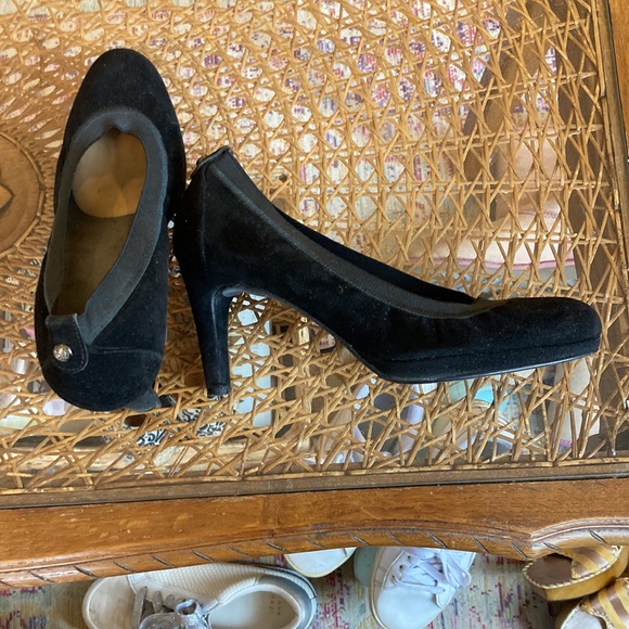 Stuart Weitzman Black Suede Platform Pumps.  Gorgeous shoe. Size 7. No flaws. - Picture 7 of 7